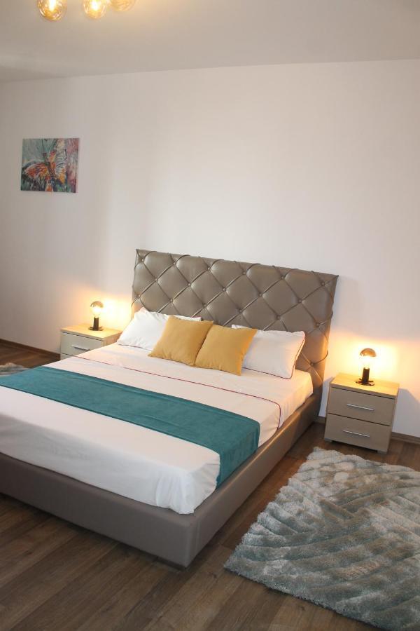 Turquoise Victoria Apartment Bucharest